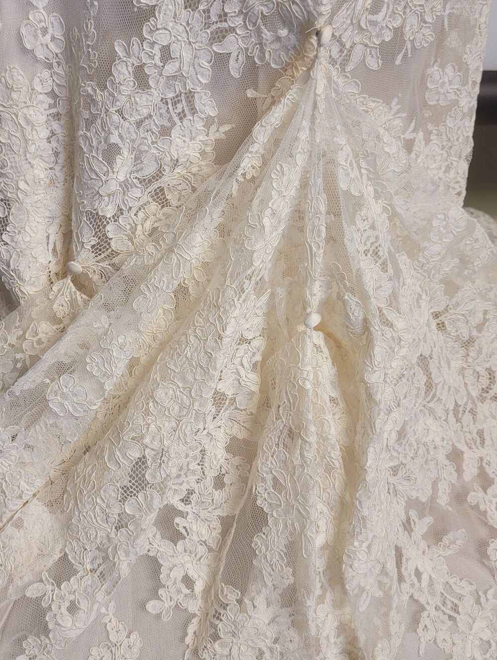 Vintage Pronovias Barcelona Lace Mermaid Wedding  Ivory Halter Bridal Gown 8 - Picture 4 of 15